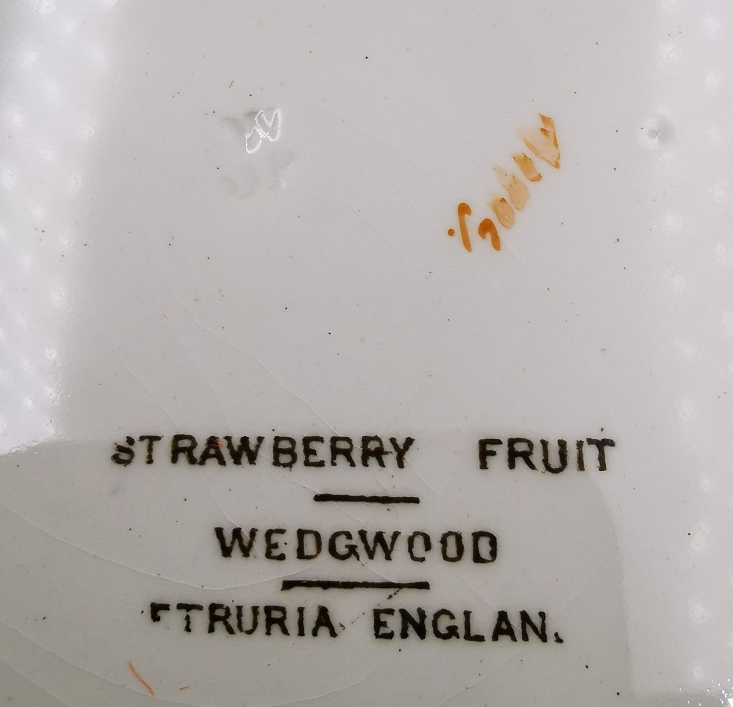 Wedgwood Strawberry Fruit China 9.75-inch Soup Bowl A3906