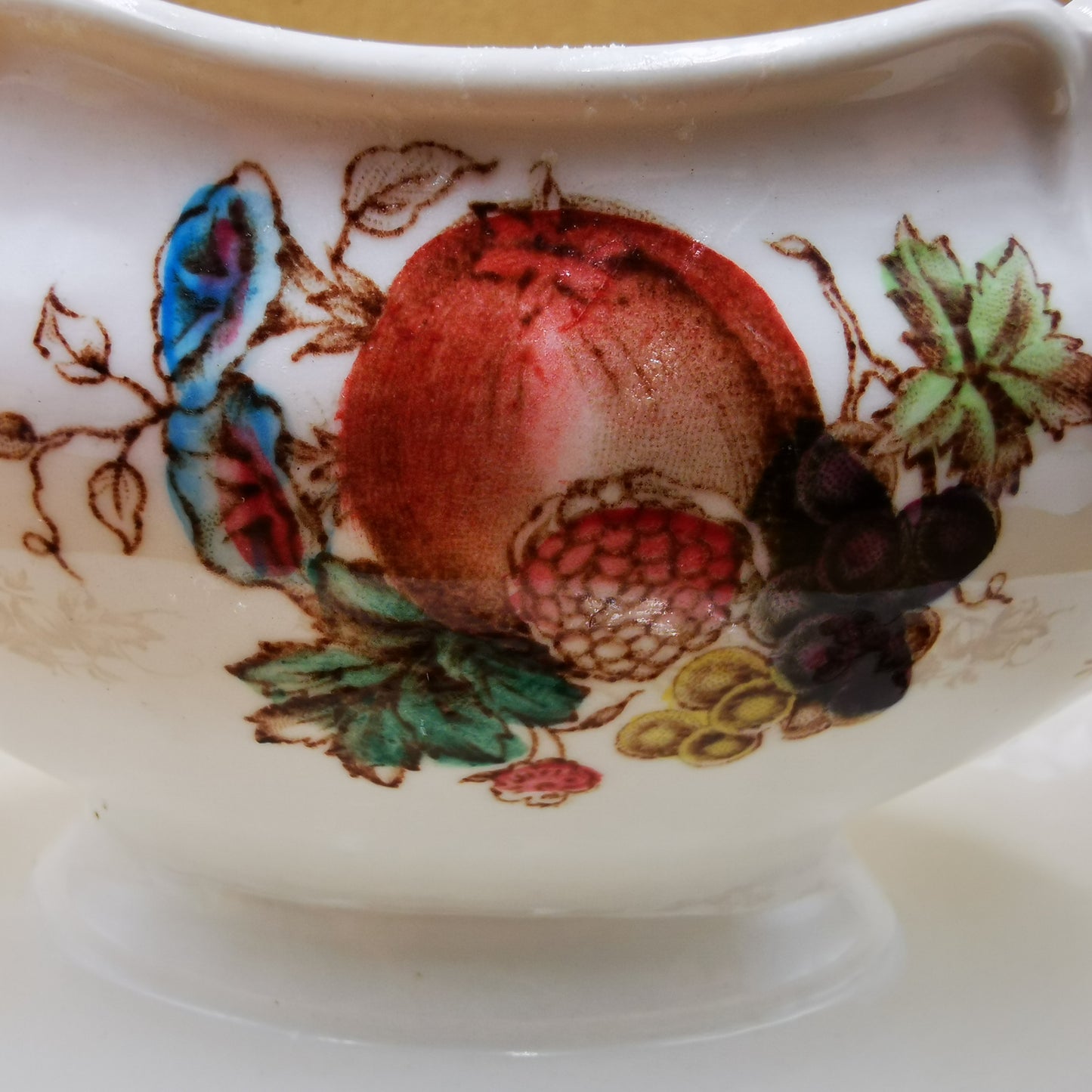 Johnson-Bros-WIndsor-Ware-Windsor-Fruit-China-Gravy-Boat-with-Fixed-saucer