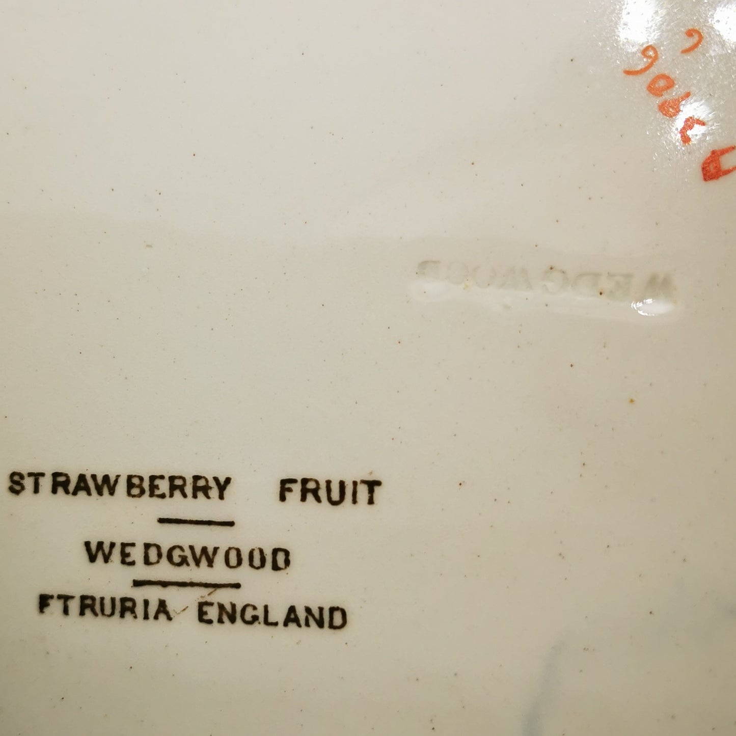 Wedgwood Strawberry Fruit China 10-inch Dinner Plate A3906